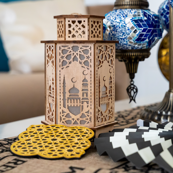 Holzlaterne 20 x 12 cm mit LED-Licht im Ramadan-Design – Informationen lesen