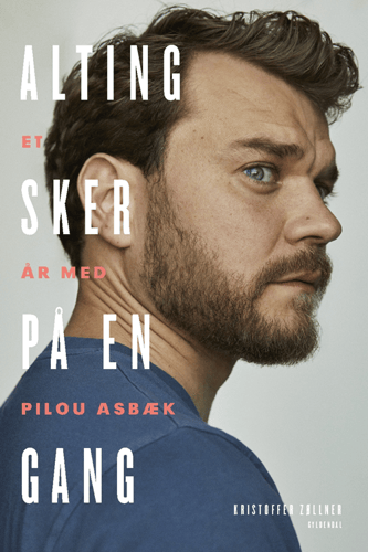 Alting sker på en gang af Pilou Asbæk og Kristoffer Zøllner