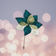 Stoffblume auf Clip 33 cm – dunkelgrüne und goldene Weihnachtsblume