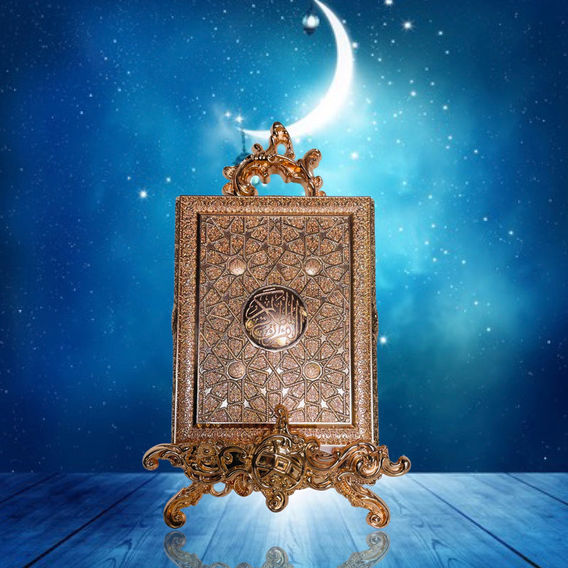 Koranbox aus Metall mit Ständer (mittlere Größe) Roségold mit dichten Details.