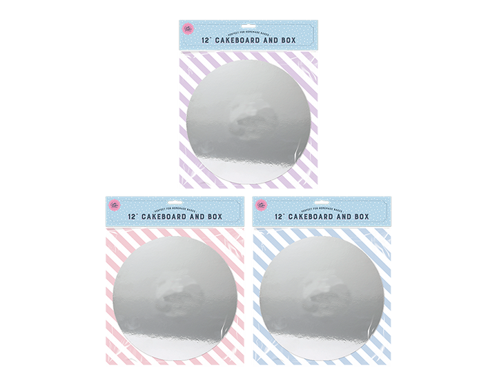 Pga lagerstyring sender vi en tilfældig farve. Perfekt til den ivrige hjemmebager, og sættet består af en 29cm Ø folieret kageplade konstrueret af stift karton sammen med en æske og låg, som er dekoreret med et stribet mønster. Leveres fladpakket, når den er samlet måler æsken 30cm(b)x30cm(d)x15cm(h).