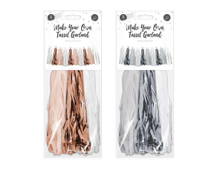 Lav dine egne kvastguirlander med dette nemme sæt. Hvert sæt indeholder 16 x silkepapirkvaster, 2 m bånd og 18 x sølvtrådsbånd - medfølger instruktioner. Disse kvastguirlander er fantastiske til fester og tilføjer noget gnistre og pizzazz til enhver fest.